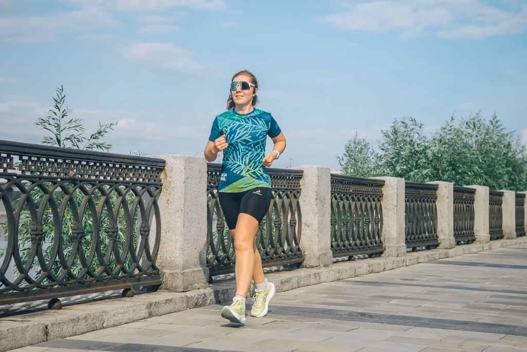 Malecón Mikhailovskaya: Svetlana con camiseta verde en una carrera