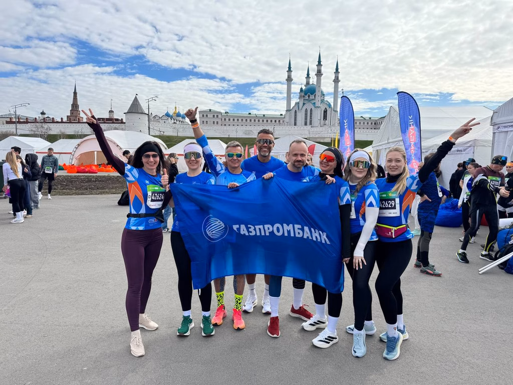 Maratón de Kazán: meta en equipo con el Kremlin al fondo